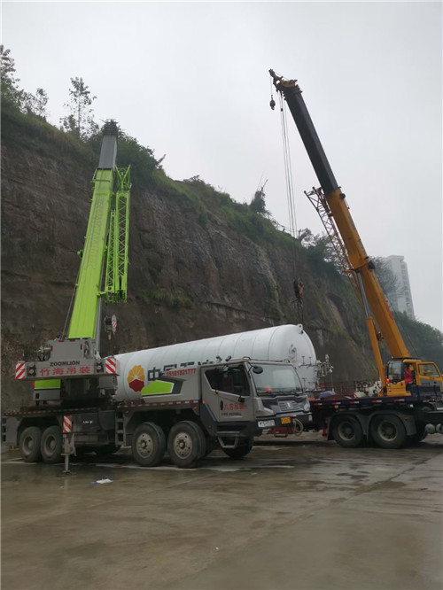 西盟县“不怕风雨冻”—— 吊车的 “恶劣环境适应” 技术
